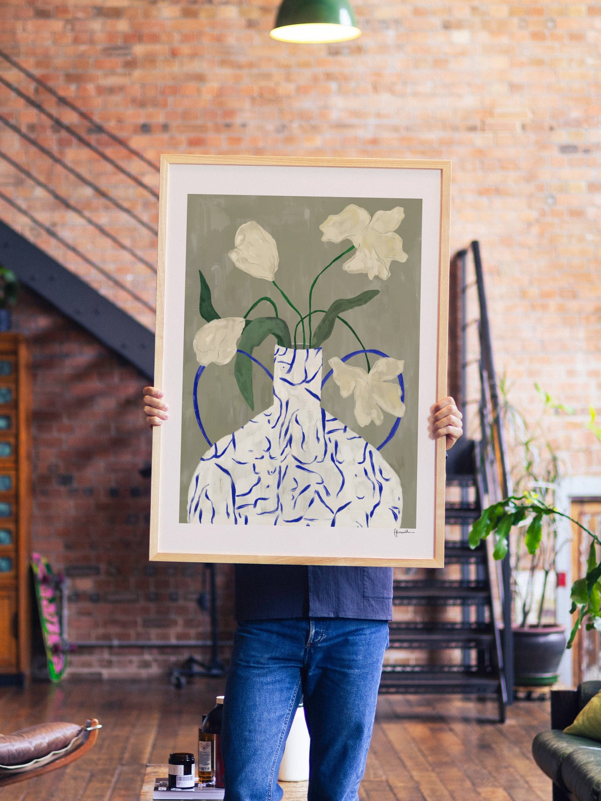 off white flowers in lady vase - Frankie Penwill - A1_Natural_29 |type=lifestyle|